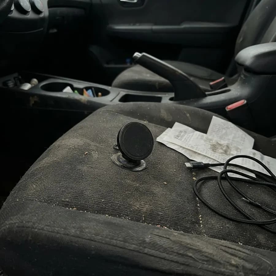 Magnetic car phone mount: seller photo